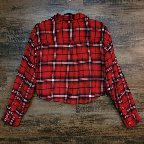 American Eagle Flannel Plaid Cropped Shirt M Oversized Pocket Red Black White - Picture 2 of 10
